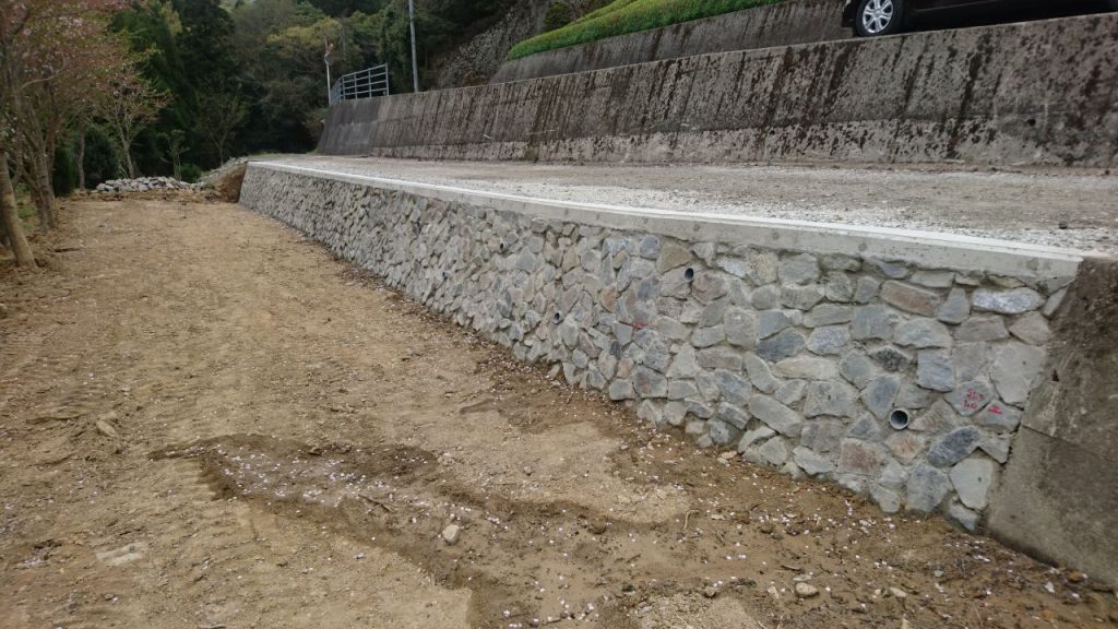 入田町　道路・石積み