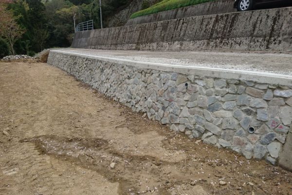 入田町　道路・石積み